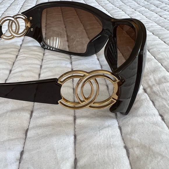 CHANEL Brown with Gold CC Logo Sunglasses. - Picture 4 of 12